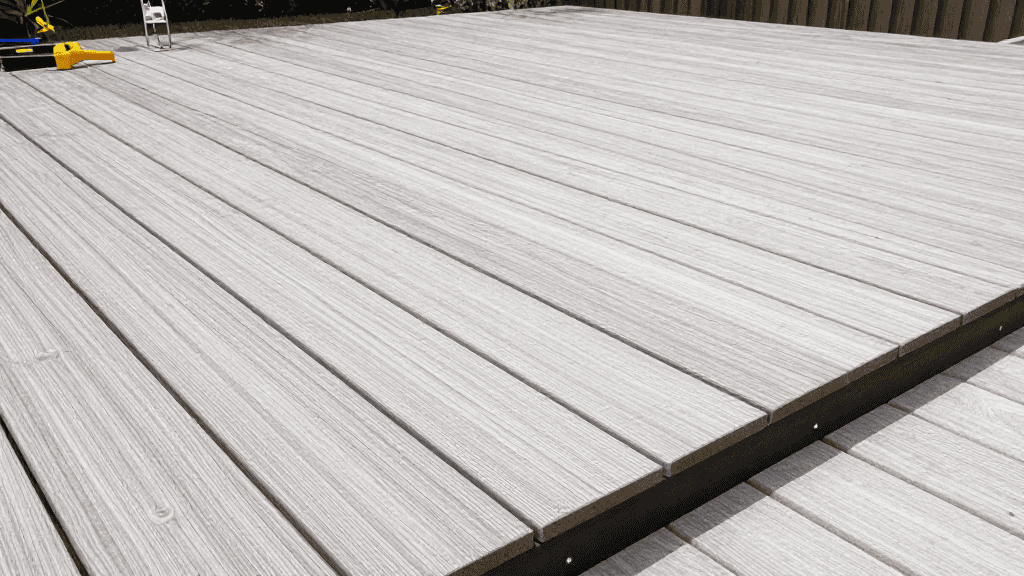Balcon en bois composite pour extérieur durable et esthétique.