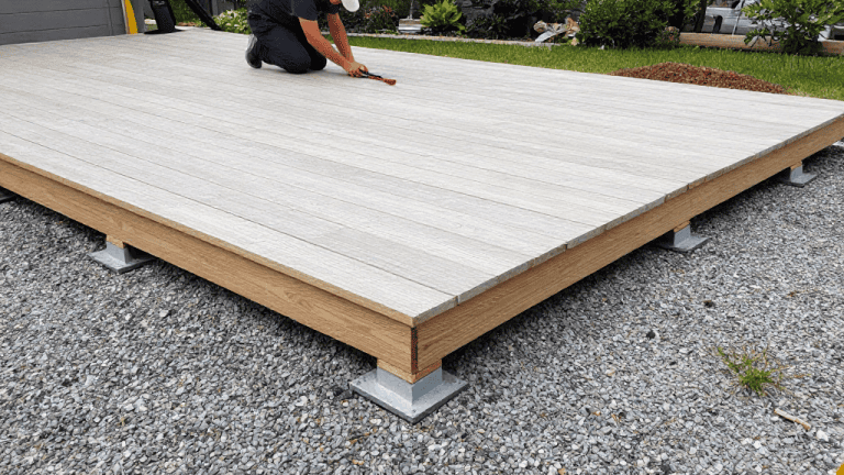 Balcon en bois pour terrasse extérieure, construction en cours.