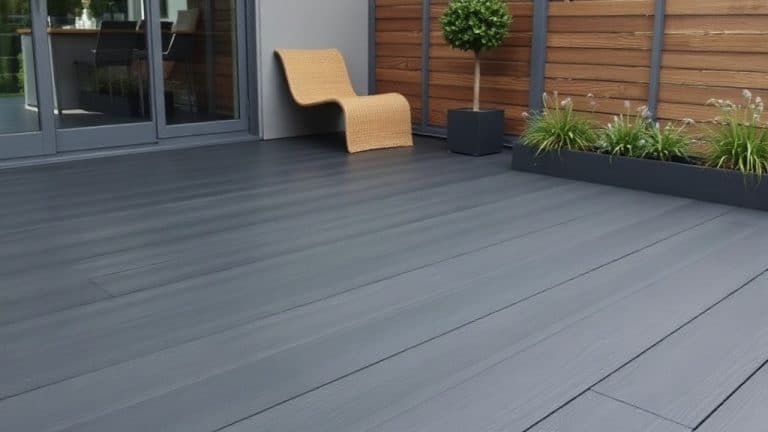 Terrasse en composite gris foncé avec mobilier extérieur et jardin moderne.